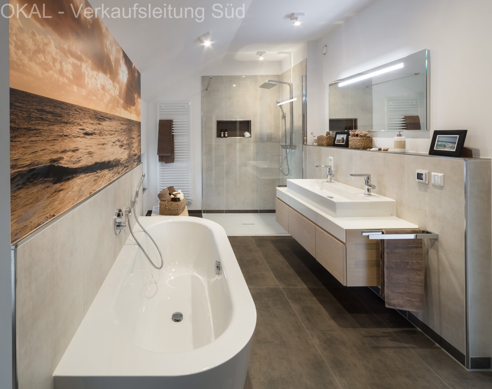 Badezimmer mit bodentiefer Dusche